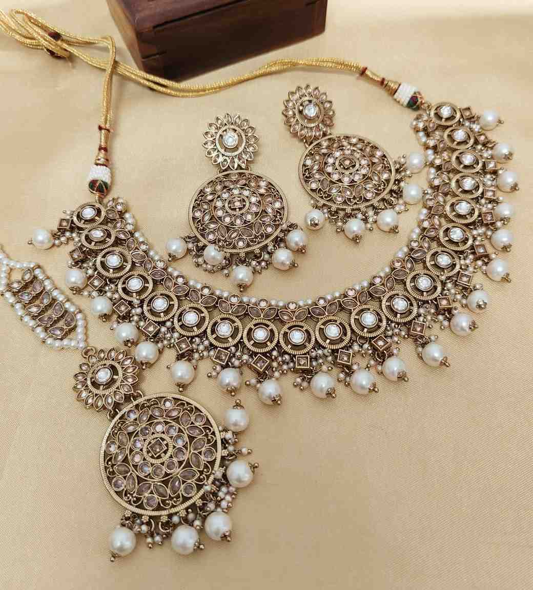Beautiful Premium Quality  Reverse Ad Stone Work  Necklace With Beautiful Earrings and tika.....