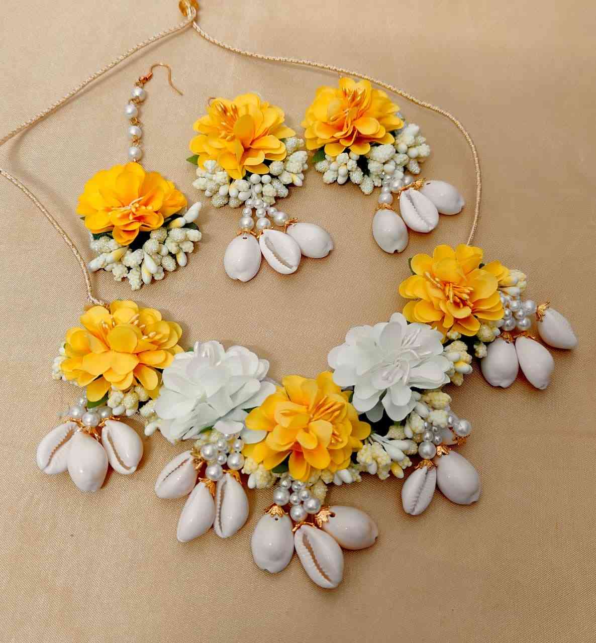 Beautiful Premium Quality Flower And Shells Necklace With Beautiful Earrings And Tika....