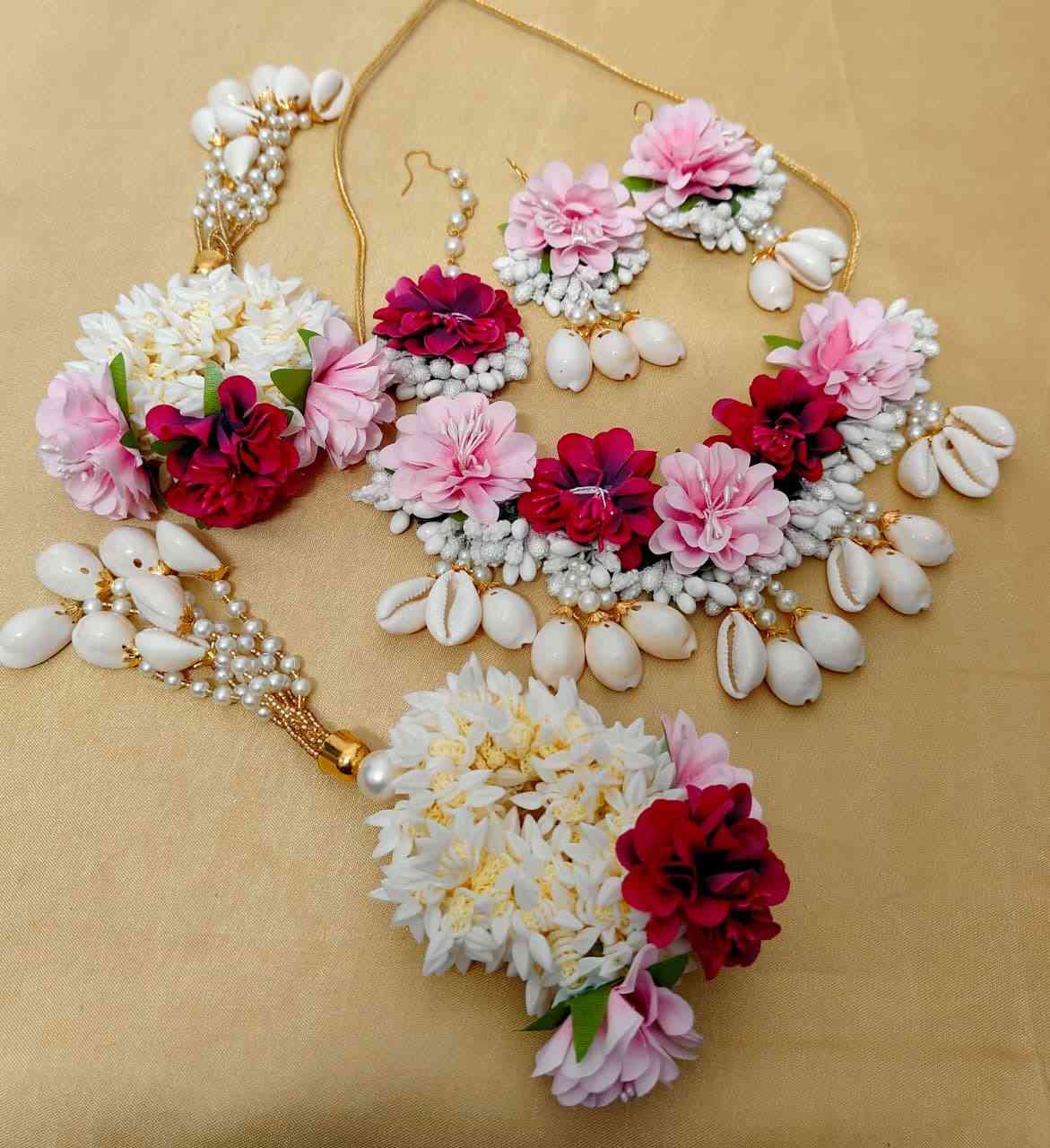 Beautiful Premium Quality Flower And Shells Necklace With Beautiful Earrings And Tika And 2 PC's Of 